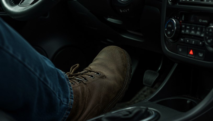 Desna noga na kočnici automobila