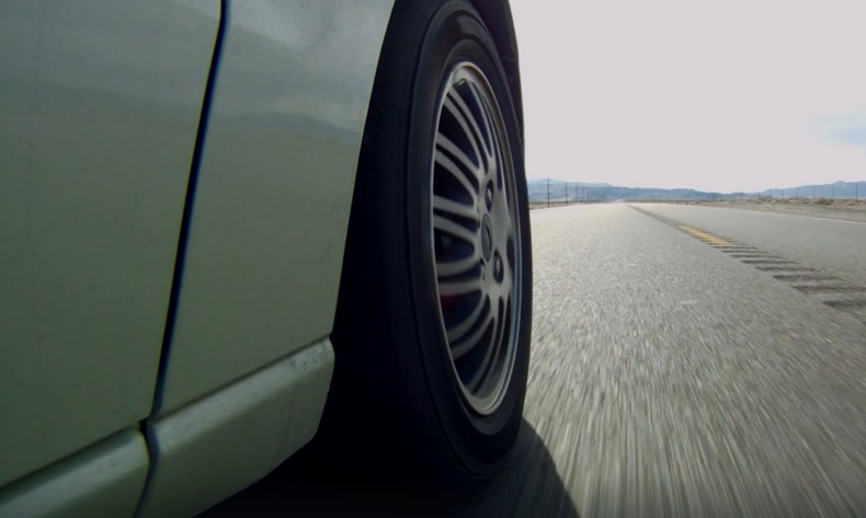 Zumiran prikaz desnog točka na automobilu u pokretu